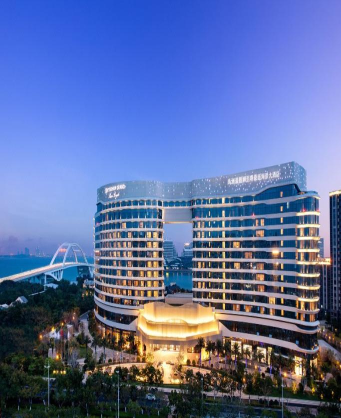 https://dimg04.c-ctrip.com/images/1mc3912000d5iekmqE821_W_1080_808_R5_D.jpg